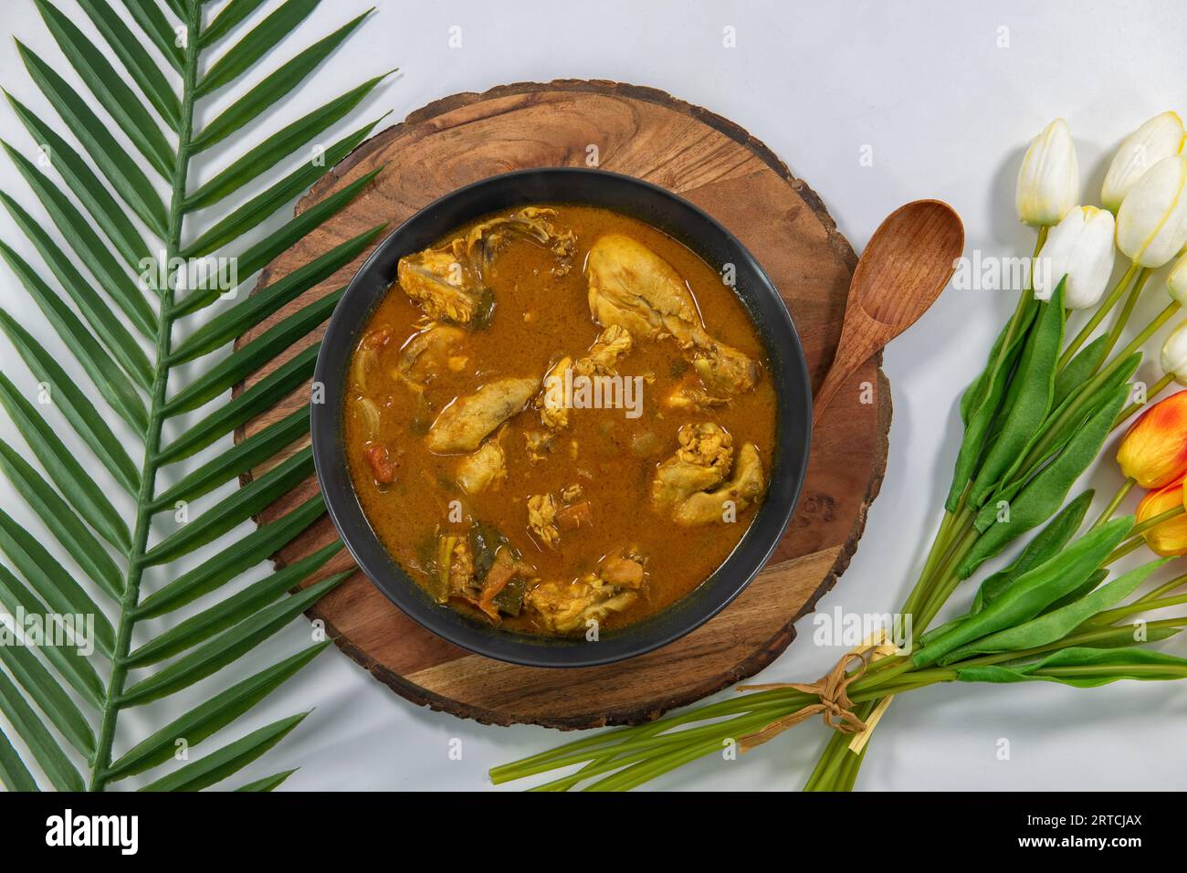 Poulet curry ou masala ou poulet de campagne kuzhambu Tamilnadu style, poulet curry à l'huile de coco frite de manière traditionnelle et décorée. Banque D'Images