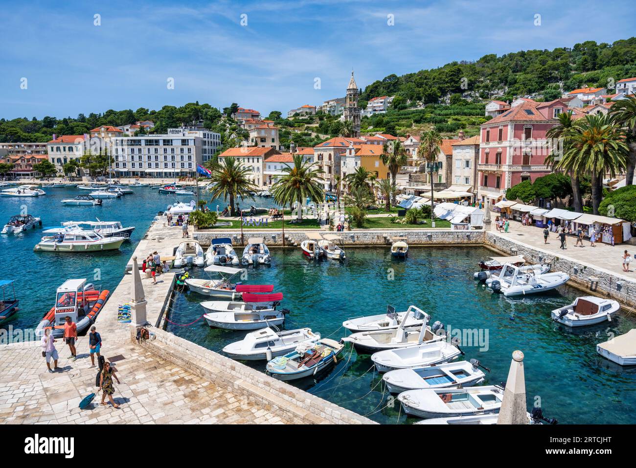 Vue élevée des bateaux amarrés dans la petite marina dans la zone portuaire de la ville de Hvar (Grad Hvar) sur l'île de Hvar sur la côte dalmate de la Croatie Banque D'Images