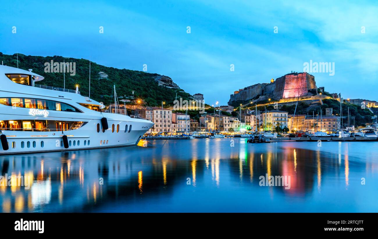 Port de Bonifacio, citadelle, heure bleue, yacht de luxe Liberty, 57m, naviguer sous le drapeau des îles Caïmans, Corse, France, Europe Banque D'Images