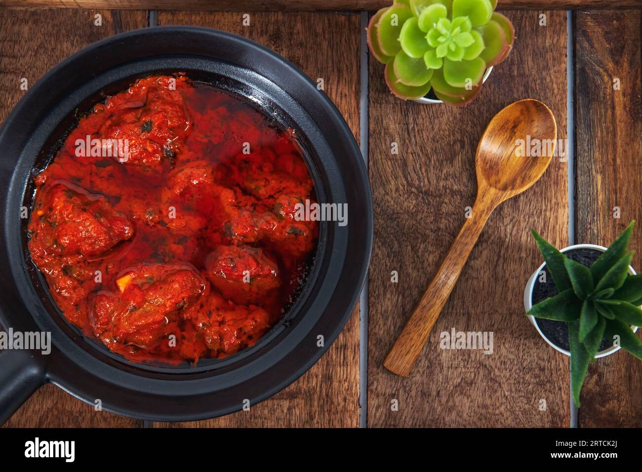Célèbre recette d'agneau appelé mouton Rogan josh ou agneau rogan josh, curry indien de mouton préparé avec des épices et servi avec riz nature, chapati, roti ou b. Banque D'Images