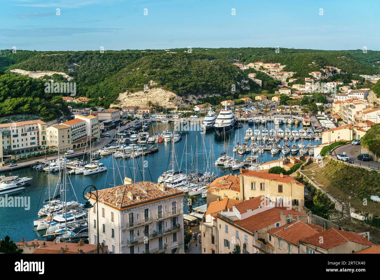Port de Bonifacio, vue depuis la citadelle, heure bleue, Corse, France, Europe Banque D'Images