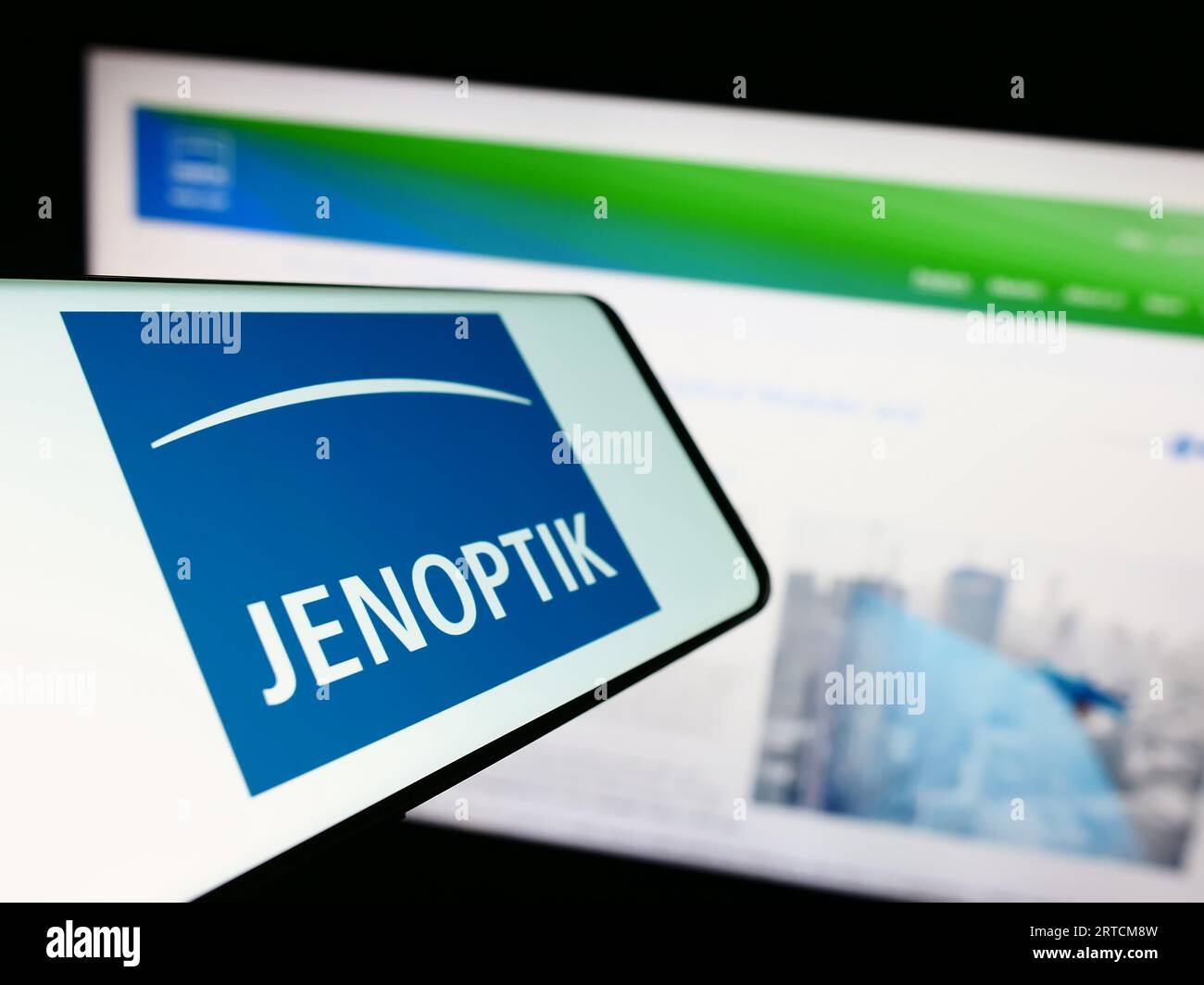 Téléphone portable avec logo de la société allemande de photonique Jenoptik AG sur l'écran devant le site Web de l'entreprise. Concentrez-vous sur le centre gauche de l'écran du téléphone. Banque D'Images