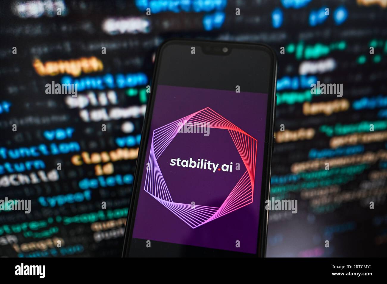 Sur cette photo illustration un logo Stability.ai affiché sur un smartphone avec code de programmation sur le fond. Banque D'Images