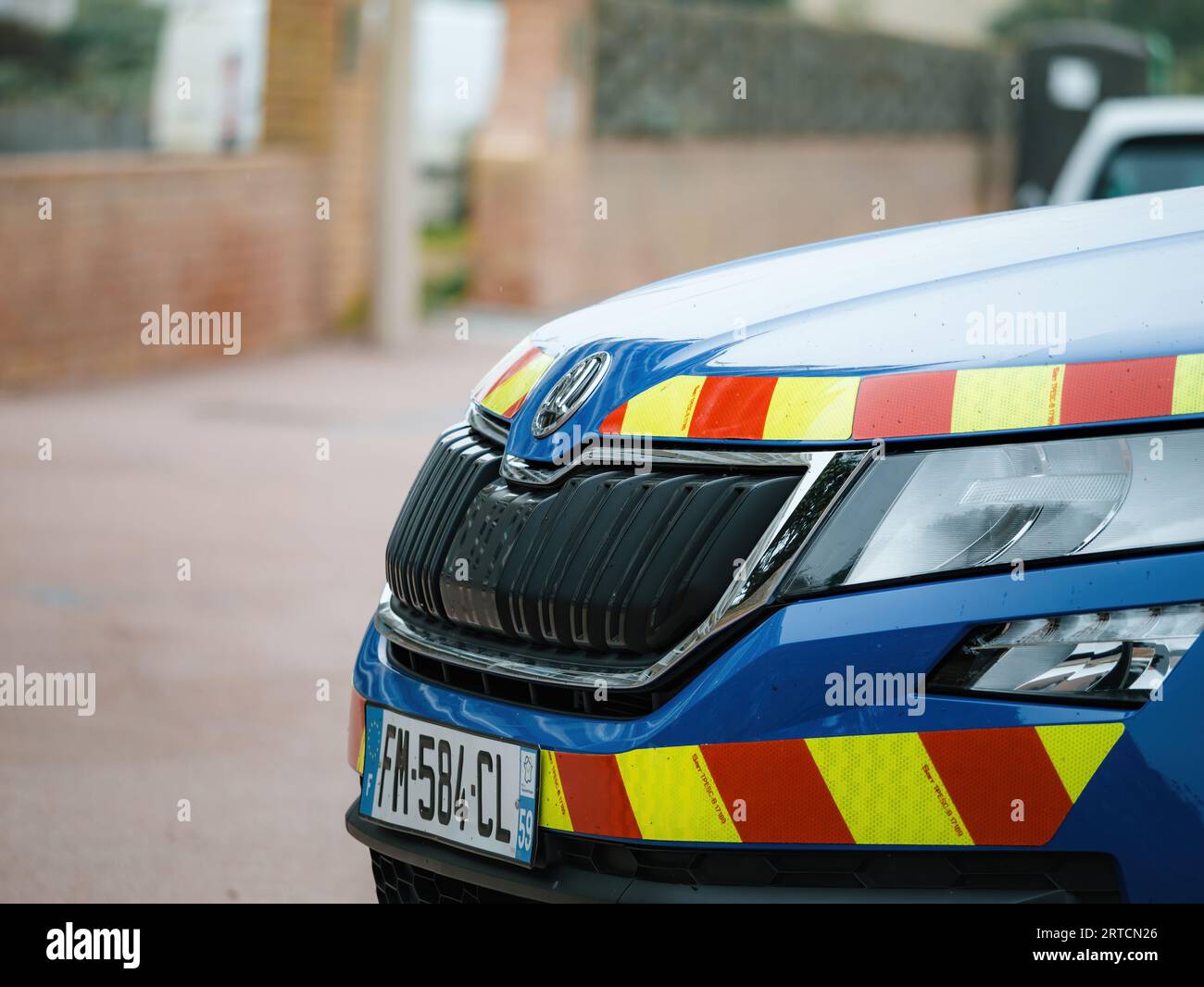 Neufchatel-Hardelot, France - 18 août 2023 : l'examen détaillé d'une voiture de police de gendarmerie Skoda révèle sa technologie de pointe et son savoir-faire impeccable Banque D'Images
