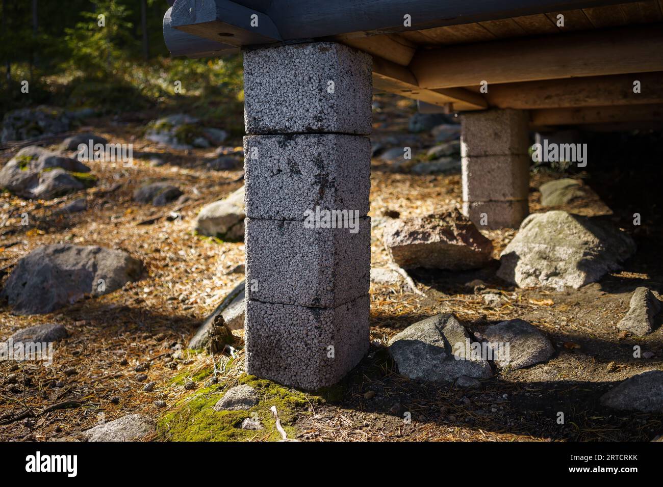 Fondation de jetée en blocs de béton sous un hangar dans la nature, Finlande. Banque D'Images