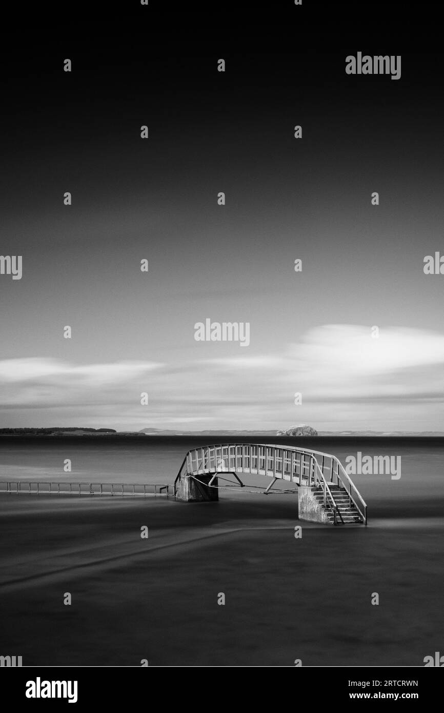 Vue d'un pont sur la plage à marée haute, East Lothian, Écosse, Royaume-Uni Banque D'Images