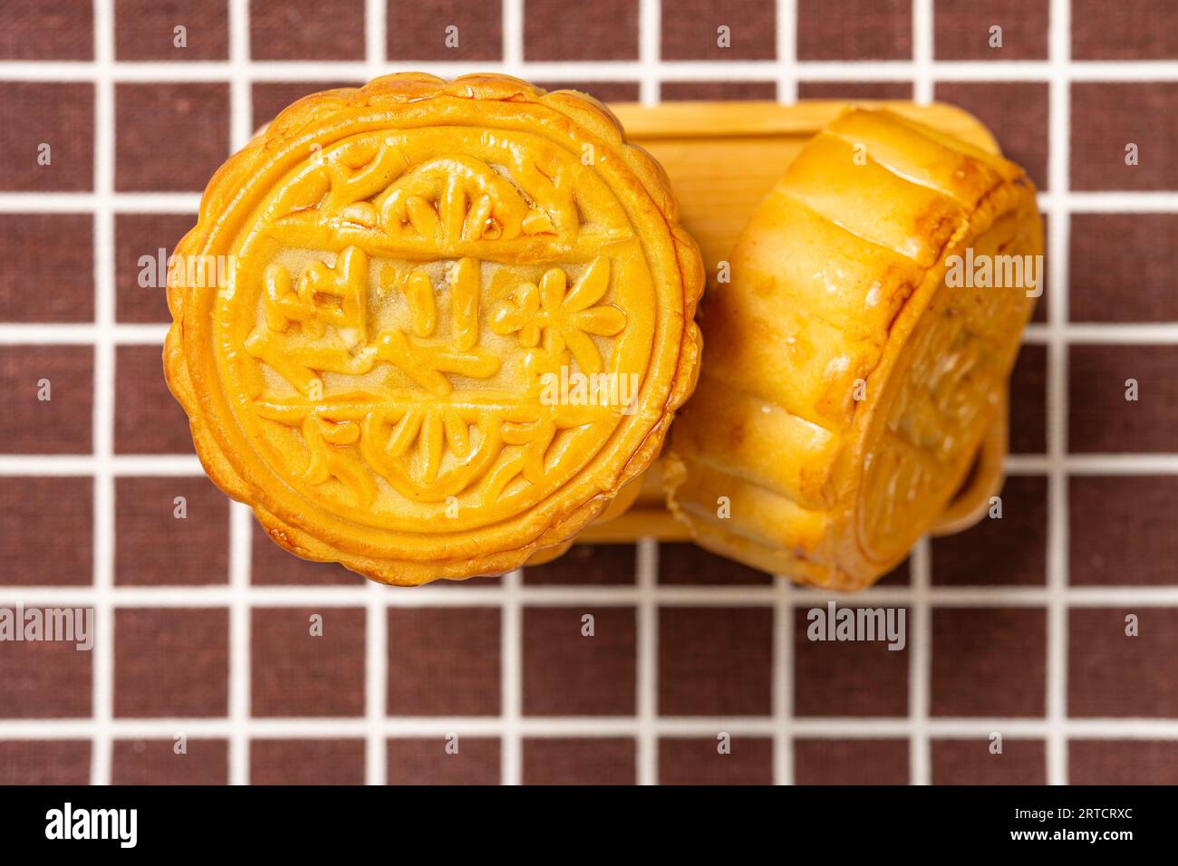 Vue de dessus traditionnelle composition horizontale du gâteau de lune le chinois sur le gâteau de lune signifie cinq noyaux Banque D'Images