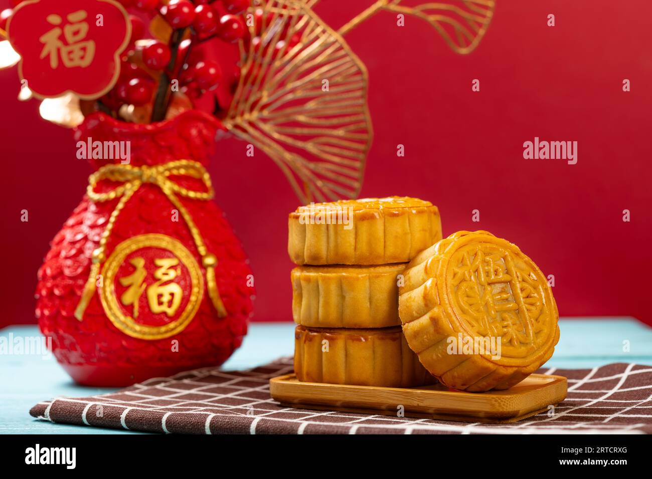Gâteau de lune traditionnel avec composition horizontale de vase décoratif le chinois sur le gâteau de lune signifie cinq noyaux et ceux sur le fond signifie fortu Banque D'Images