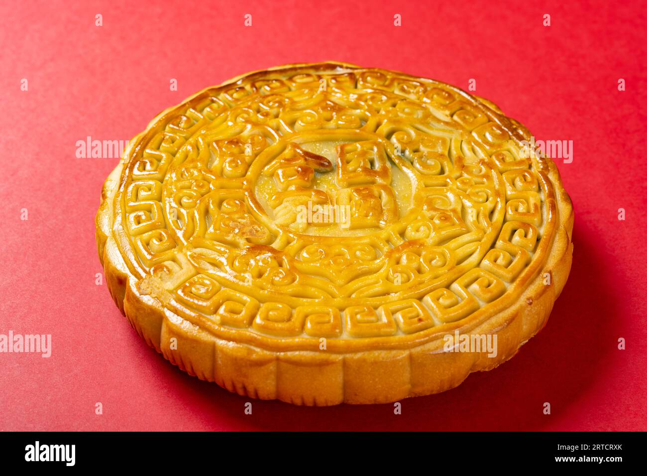 Angle vue grande taille du gâteau de lune chinois traditionnel sur la traduction rouge du chinois est réunion de famille Banque D'Images