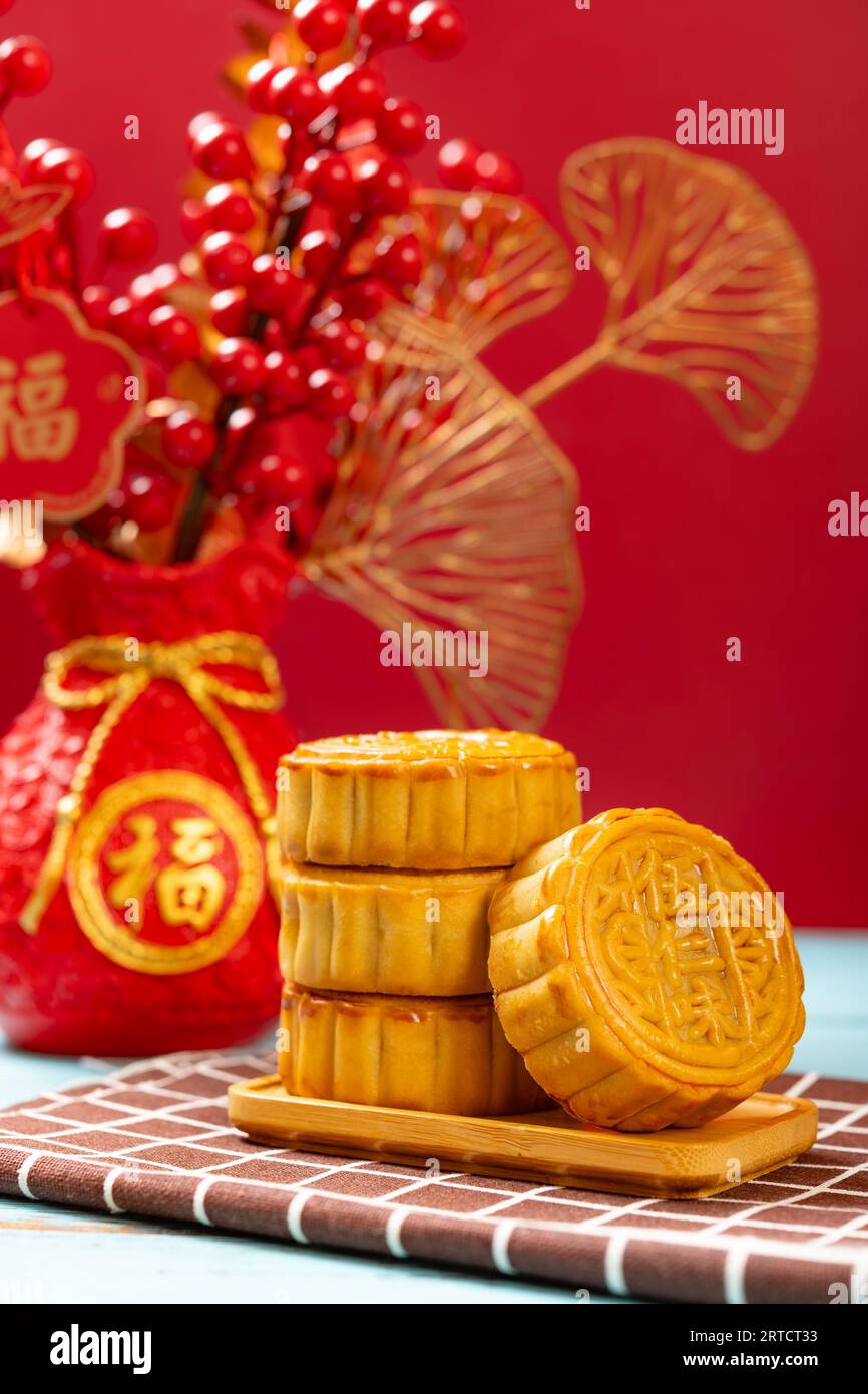 Gâteau de lune traditionnel avec composition verticale de vase décoratif le chinois sur le gâteau de lune signifie cinq noyaux et ceux sur le fond signifie fortune Banque D'Images