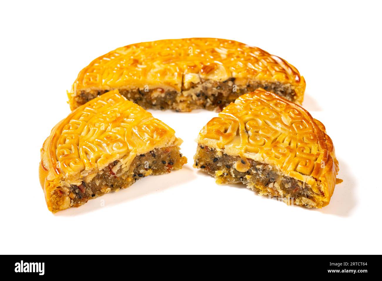 Angle de vue découpé grande taille de gâteau de lune chinois traditionnel sur la traduction rouge du chinois est réunion de famille Banque D'Images
