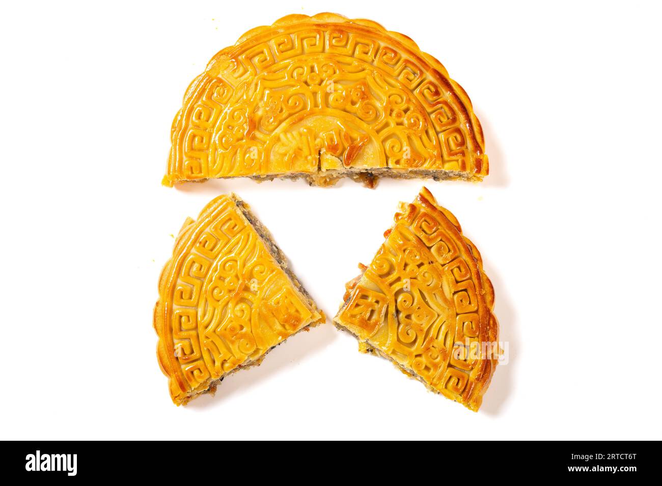 Vue de dessus découpée grande taille de gâteau de lune chinois traditionnel sur la traduction rouge du chinois est réunion de famille Banque D'Images