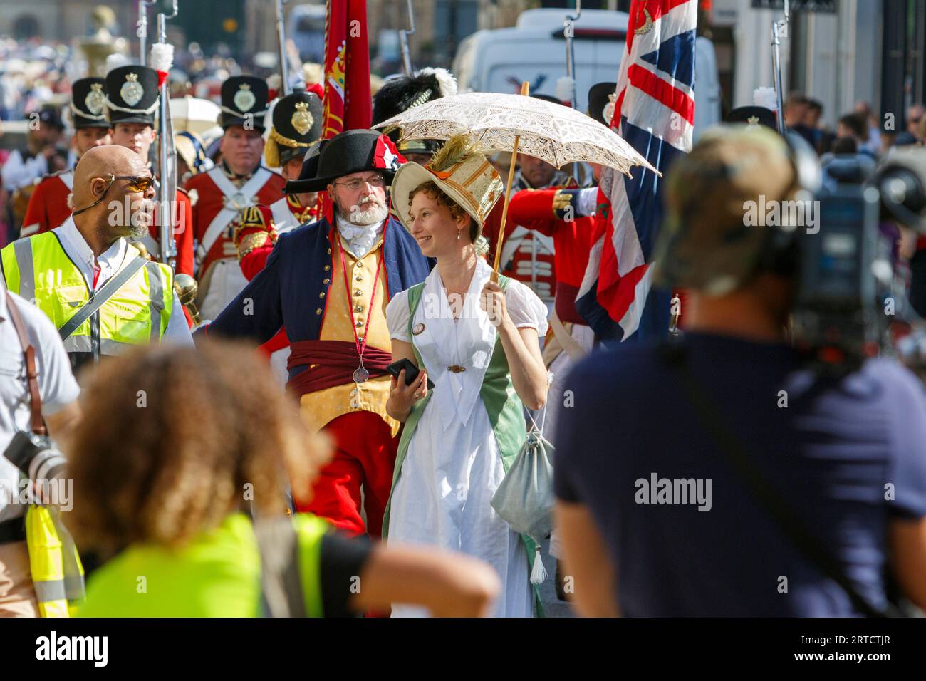 Jane Austen Festival Bath - Promenade costumée Grand Regency - le 33e Régiment d'infanterie de sa Majesté est photographié marchant le long de Great Pulteney Street Banque D'Images