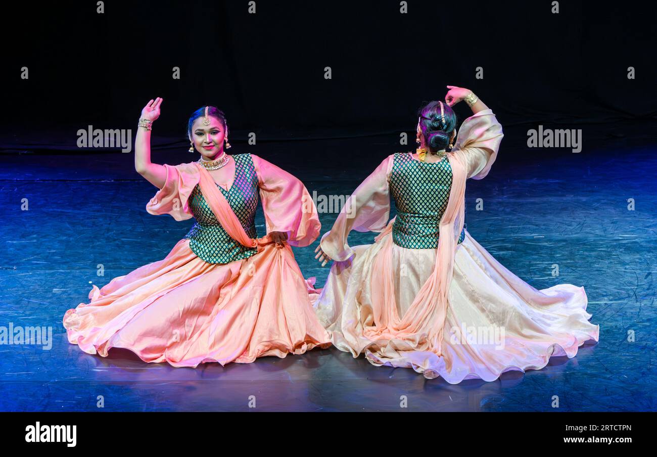 Les danseurs indiens Lok Chhanda exécutent des danses tourbillonnantes au Festival Fringe d'Édimbourg, en Écosse, au Royaume-Uni Banque D'Images