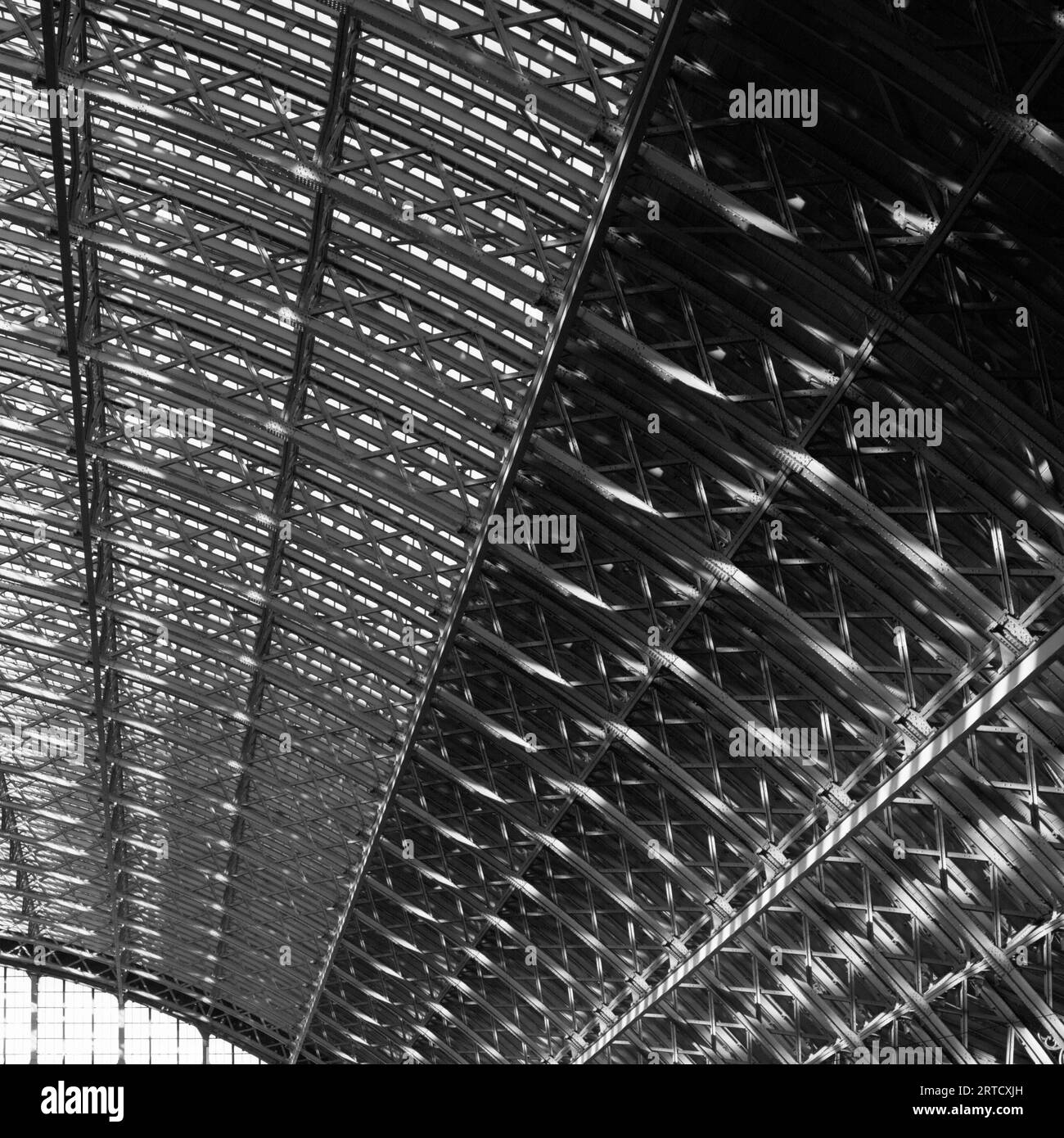 Le Single Span Arqué Roof de la gare de Saint Pancras en fer forgé et vitré, Londres Angleterre Royaume-Uni Banque D'Images