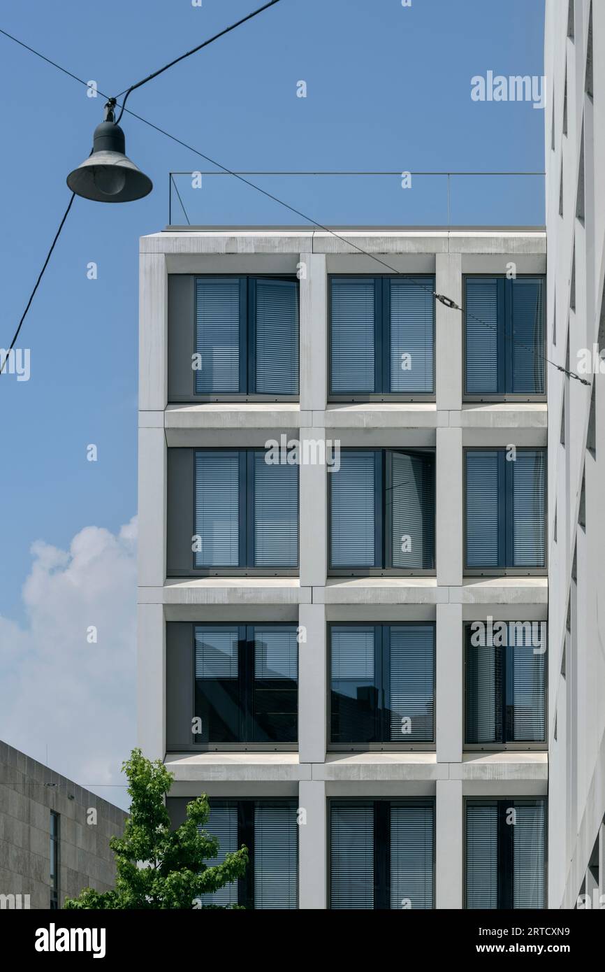 Bâtiment bancaire moderne dans la vieille ville d'Ulm, Baden-Wuerttemberg, Allemagne, Europe Banque D'Images