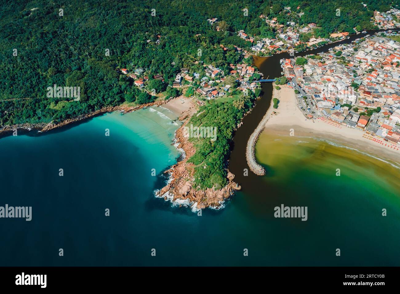 Plages, rochers, rivière et océan au Brésil. Vue drone du village de Barra da lagoa à Florianopolis Banque D'Images