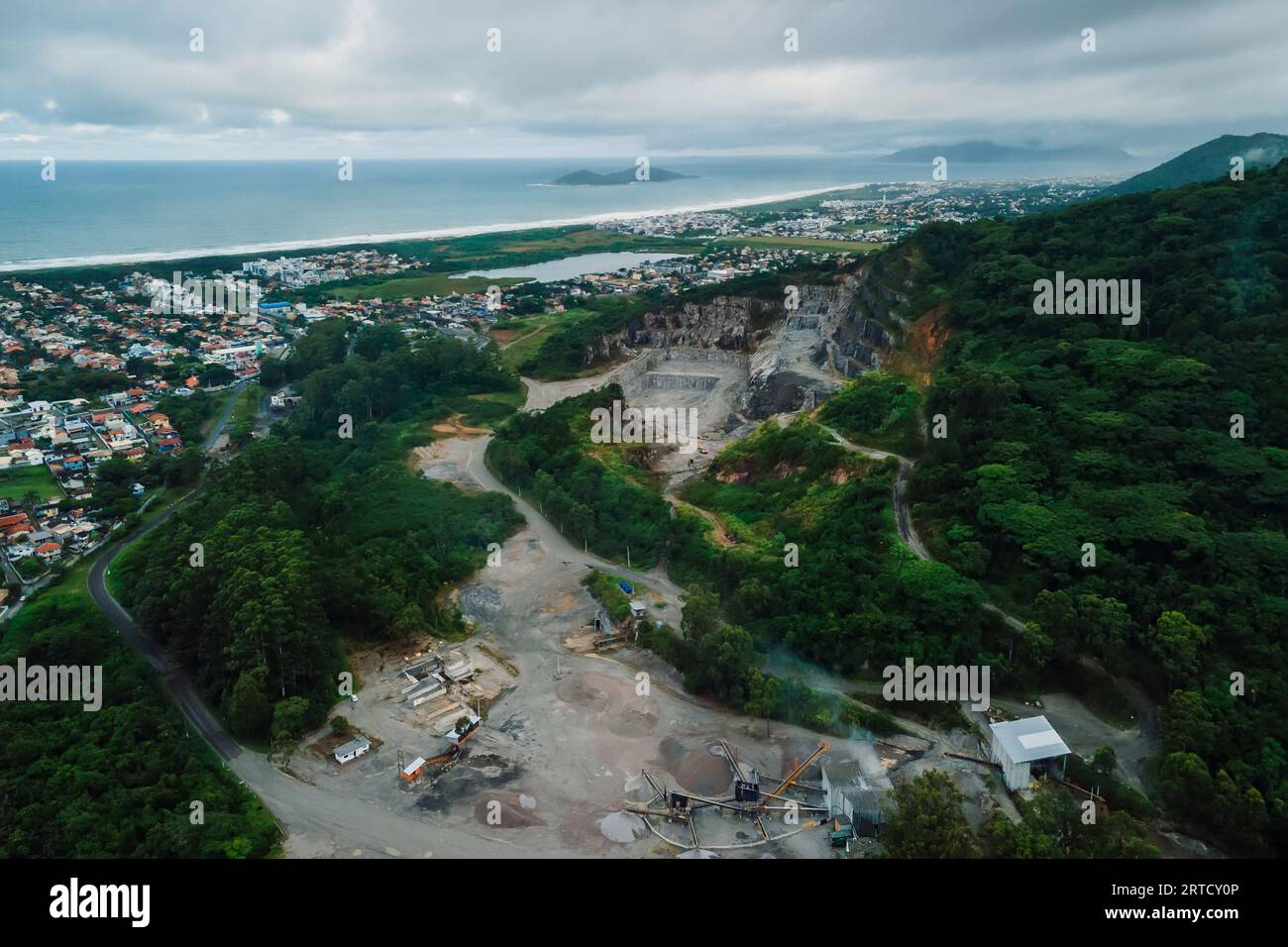Paysage industriel avec carrière et montagne à Campeche, Florianopolis. Vue aérienne Banque D'Images