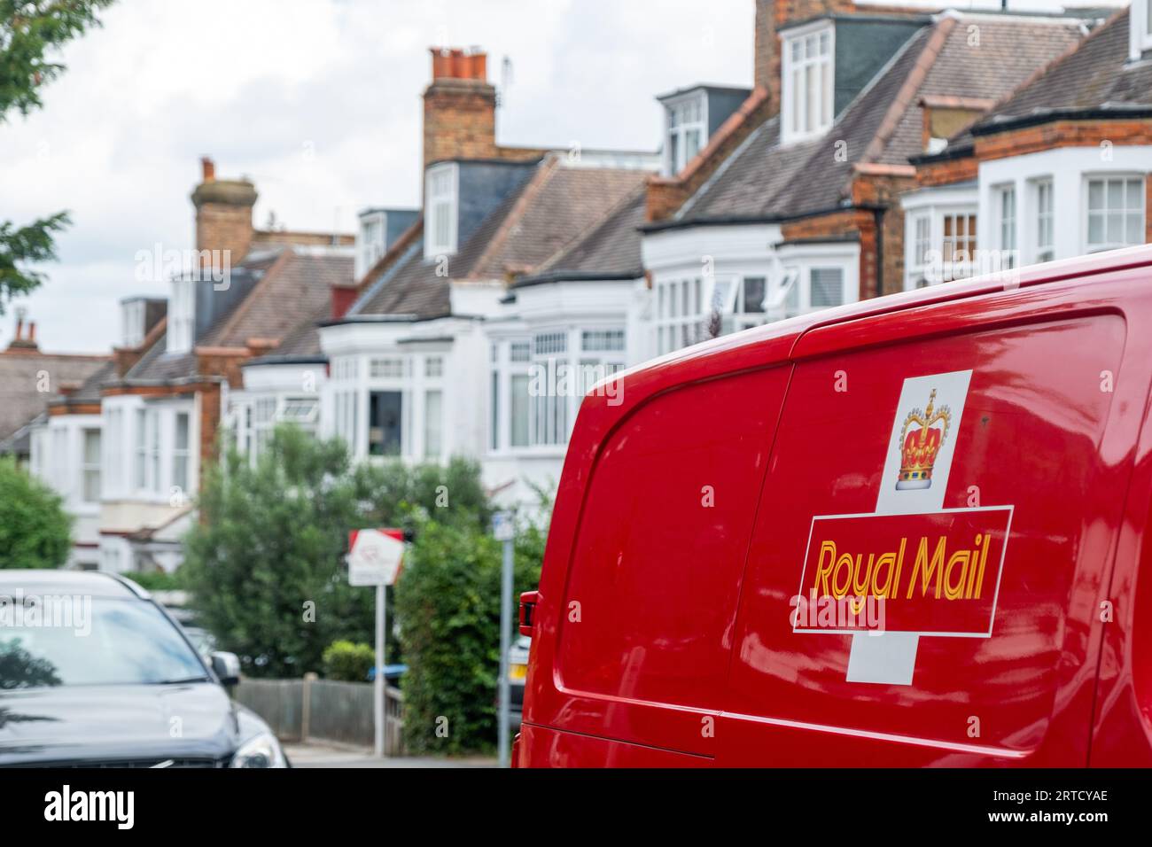 LONDRES - 12 septembre 2023 : Royal Mail van stationné sur une rue résidentielle dans le sud-ouest de Londres Banque D'Images