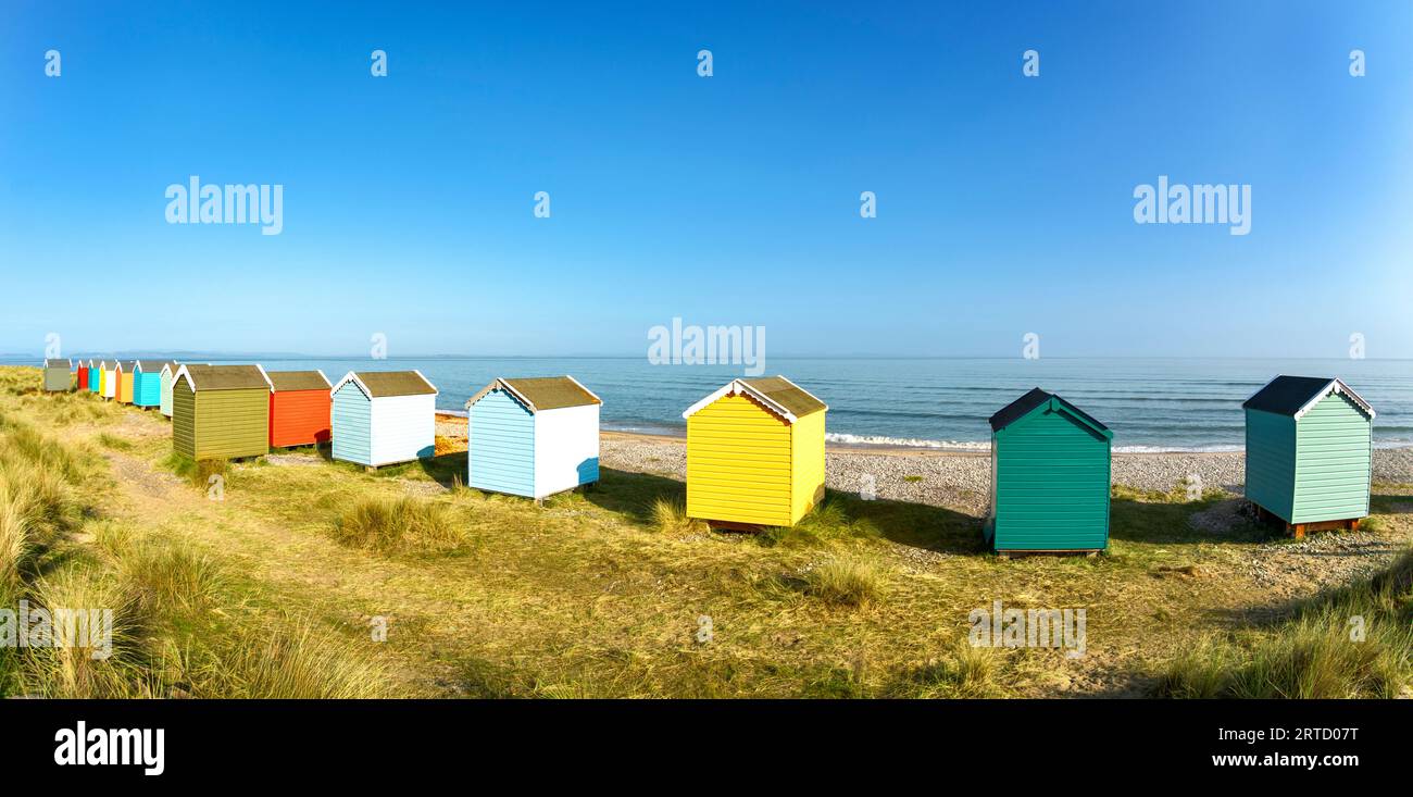 Findhorn Moray Écosse un ciel bleu et une rangée colorée de cabanes de plage ou de chalets par jour en été Banque D'Images