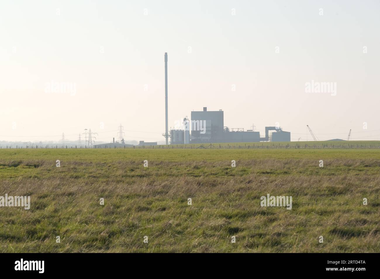 Elmley Cement travaille avec des marais au premier plan, Elmley, île de Sheppey, Kent, Angleterre Banque D'Images