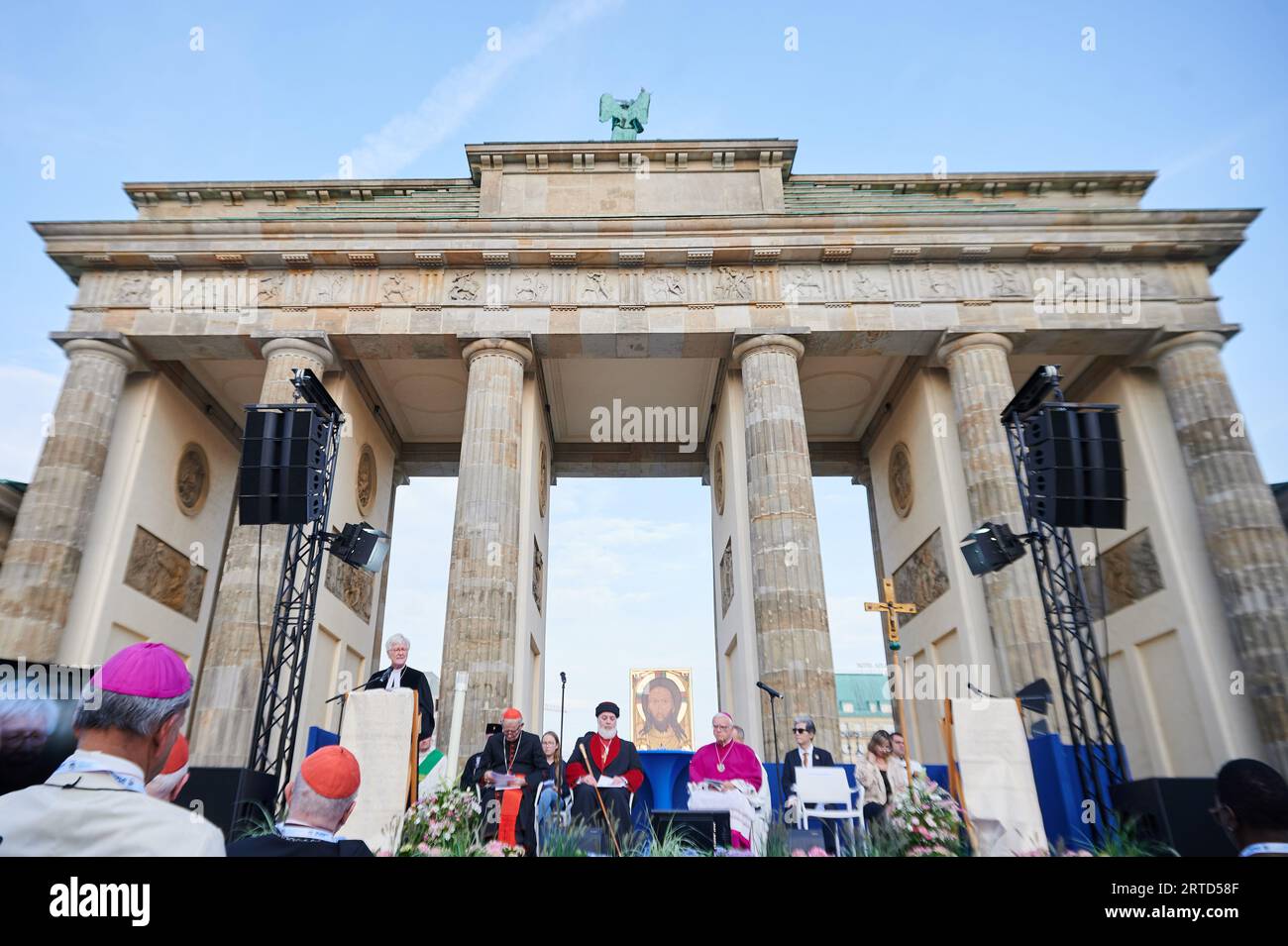 Berlin, Allemagne. 12 septembre 2023. Heinrich Bedford-Strohm (l), évêque régional de l'Église évangélique luthérienne de Bavière, s'exprime devant la porte de Brandebourg lors du rassemblement de clôture de la rencontre internationale de la Communauté de Sant'Egidio sous le slogan "oser la paix. Religions et cultures en dialogue. Crédit : Annette Riedl/dpa/Alamy Live News Banque D'Images