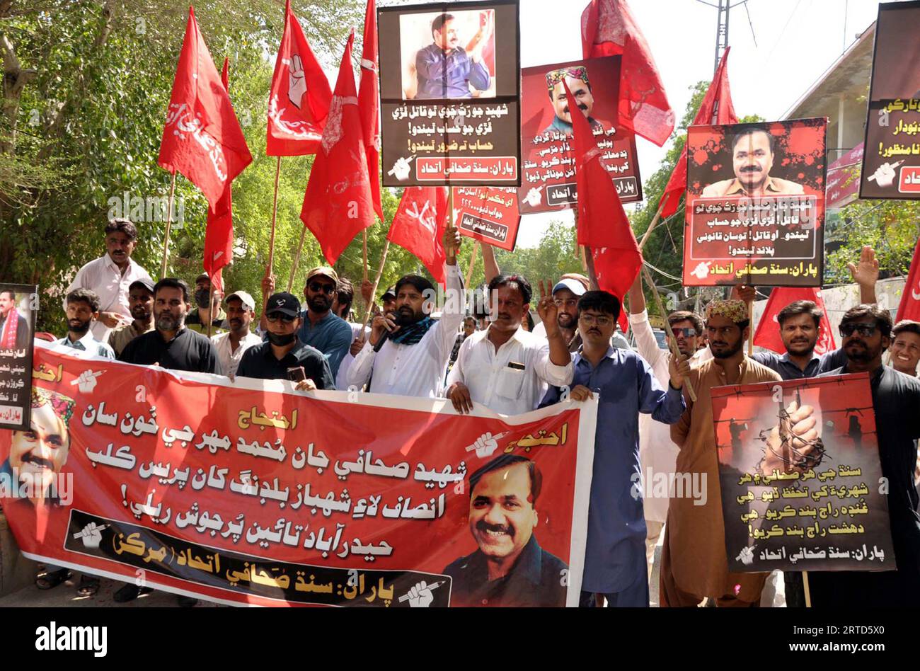 HYDERABAD, PAKISTAN, 12 septembre 2023. Des membres de Sindh Journalists Ittehad organisent une manifestation de protestation contre le meurtre du journaliste senior Jan Muhammad Mehar, au club de presse de Hyderabad, le mardi 12 septembre 2023. Banque D'Images