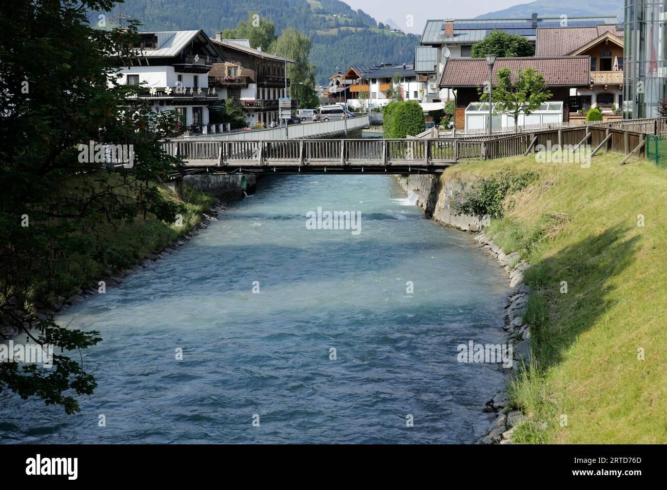 Rivière Ache dans la ville de Kaprun Banque D'Images