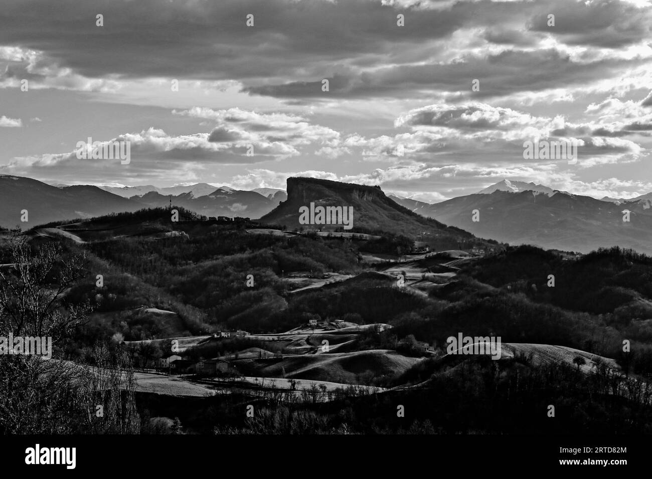 Toscane tranquille : la beauté à couper le souffle des collines des Apennins toscans-émiliens avec Bismantova Rock au loin Banque D'Images