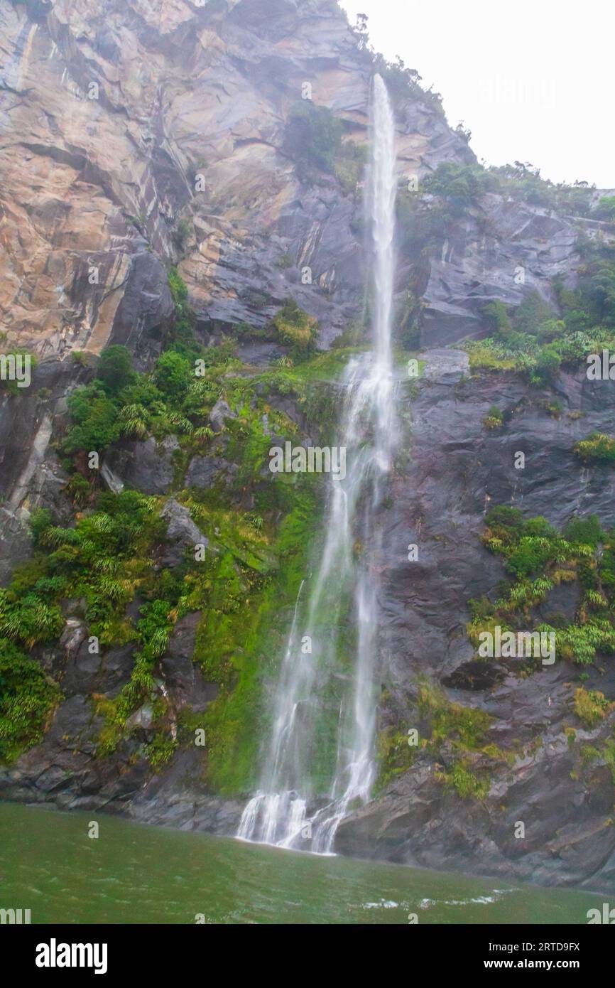 Photographie des chutes d'eau après de très fortes pluies et un temps froid dans Milford Sound dans le parc national de Fiordland sur l'île du Sud de la Nouvelle-Zélande Banque D'Images