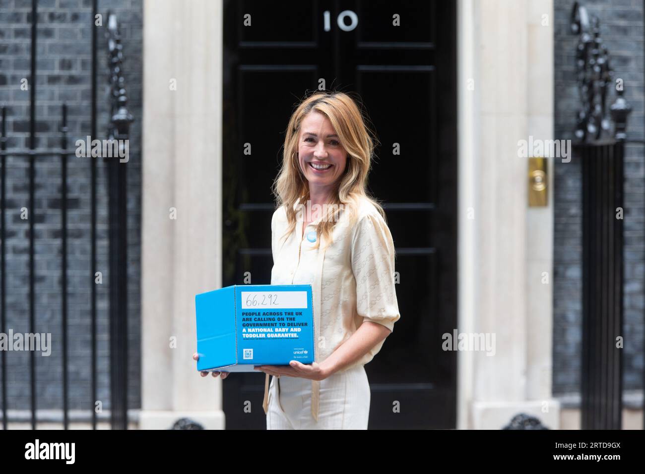 Londres, Royaume-Uni. Septembre 12 2023. Cat Deeley, ambassadeur de l'UNICEF au Royaume-Uni, remet une pétition nationale « garantie pour bébés et tout-petits » au 10 Downing Street. Crédit : Tayfun Salci / Alamy Live News Banque D'Images