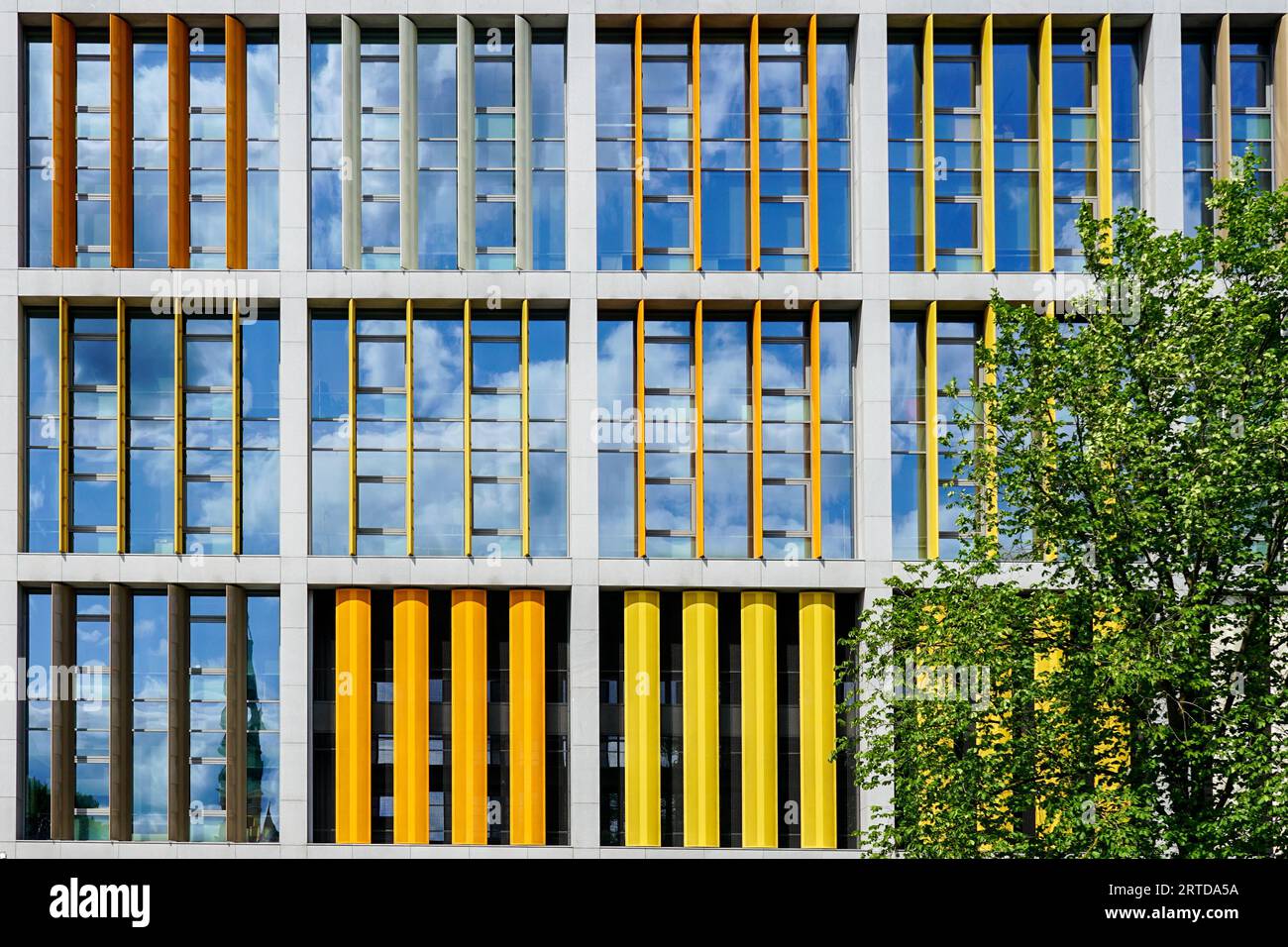 Fragment de façade d'immeuble de bureaux avec système de volet de fenêtre vertical coloré, technique d'innovation Banque D'Images