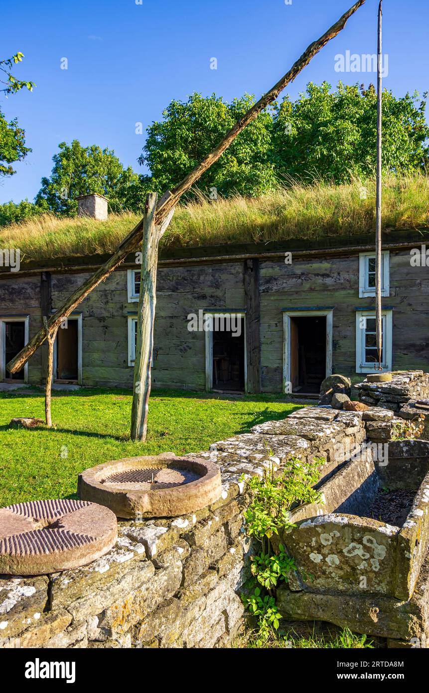 Puits de dessin historique et abreuvoir sur une ancienne ferme dans le musée en plein air de Himmelsberga (Olands Museum Himmelsberga), Oland, Suède. Banque D'Images