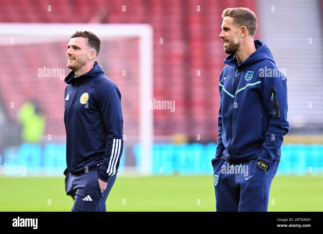 Glasgow, Royaume-Uni. 12 septembre 2023. Andy Robertson d’Écosse et Jordan Henderson d’Angleterre avant le match amical international à Hampden Park, Glasgow. Le crédit photo devrait se lire : Neil Hanna/Sportimage crédit : Sportimage Ltd/Alamy Live News Banque D'Images