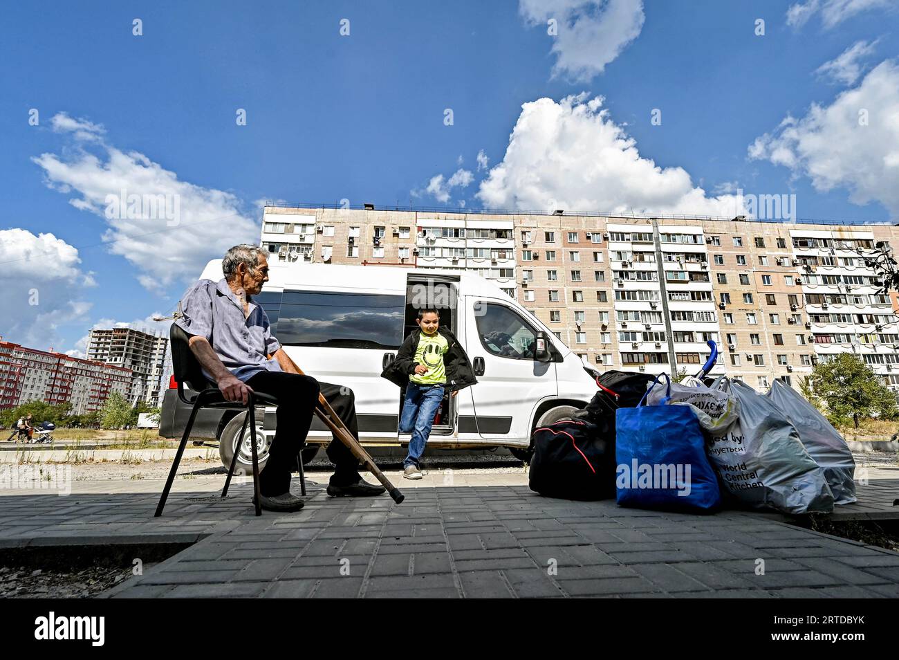 ZAPORIZHZHIA REGION, UKRAINE - 12 SEPTEMBRE 2023 - Un garçon de 10 ans et sa famille arrivent dans une ville de transit hébergeant temporairement une personne déplacée Banque D'Images