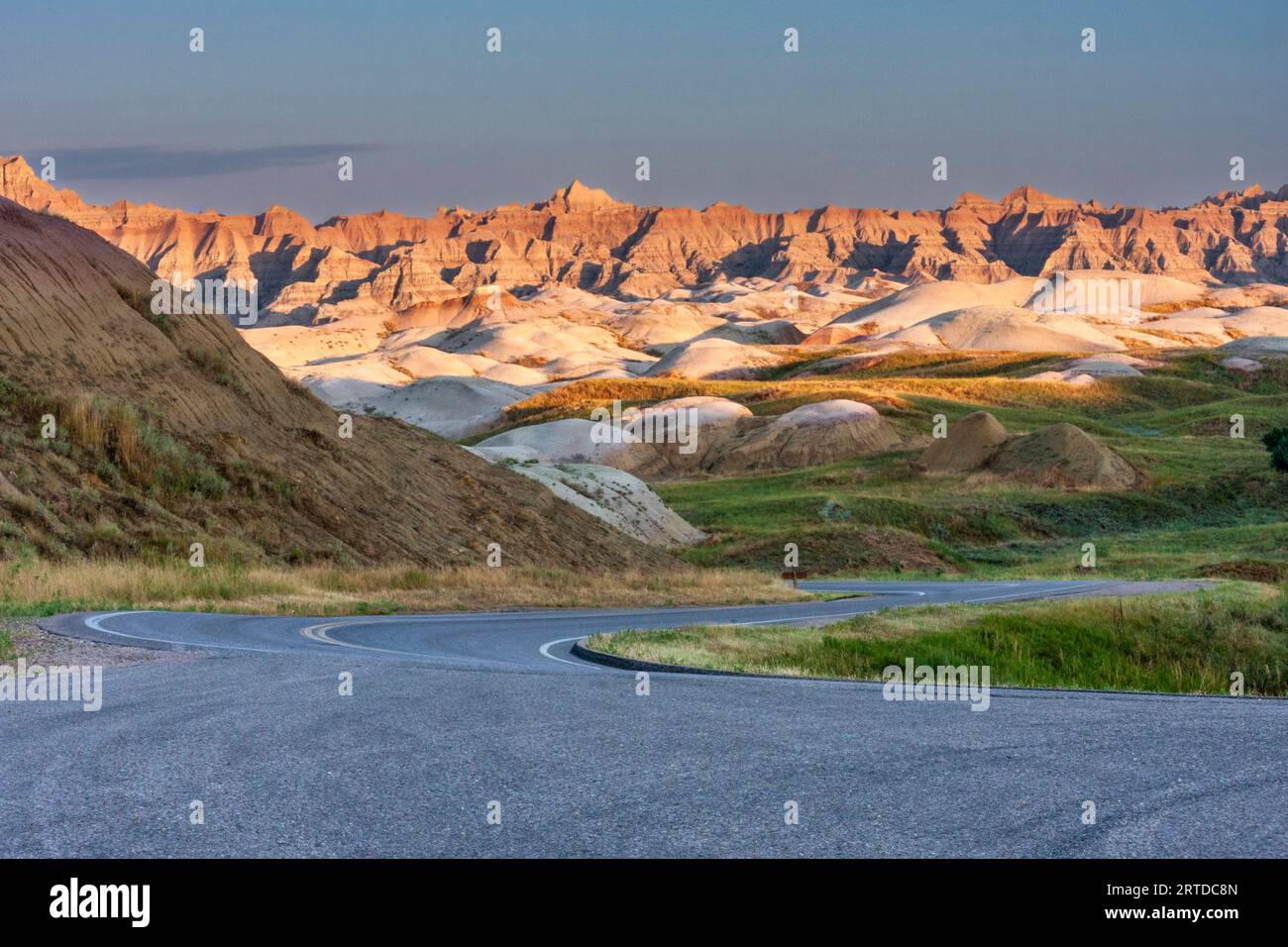 Lever du soleil à Badlands National Park dans le Dakota du Sud. Tôt le matin, la lumière du soleil est la peinture Lumière et ombres sur les montagnes et de formations rocheuses. Banque D'Images