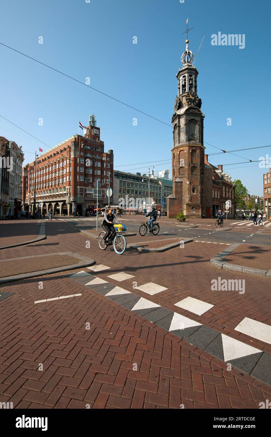 Place Muntplein avec la Tour de la monnaie (Munttoren) et les gens à vélo, Amsterdam, pays-Bas Banque D'Images