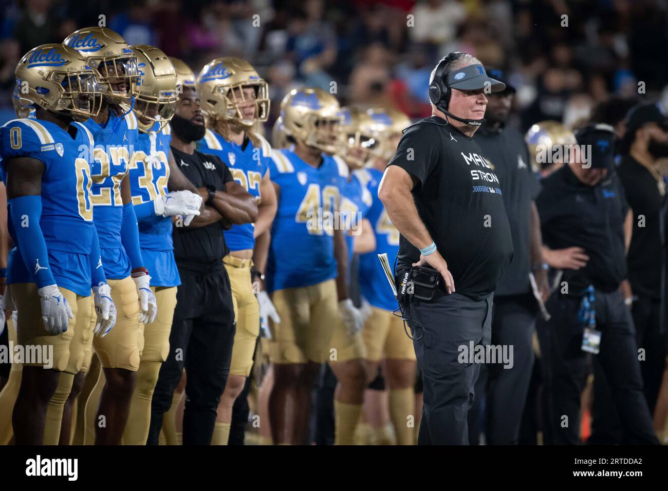 L'entraîneur-chef des Bruins de l'UCLA, Chip Kelly, sur le banc de touche lors d'un match de football de la NCAA contre les Chanticleers de la côte de Caroline. Les Bruins ont battu les Chanticleers 27-13 le samedi 2 septembre 2023 à Pasadena, Calif (Ed Ruvalcaba/image of Sport) Banque D'Images