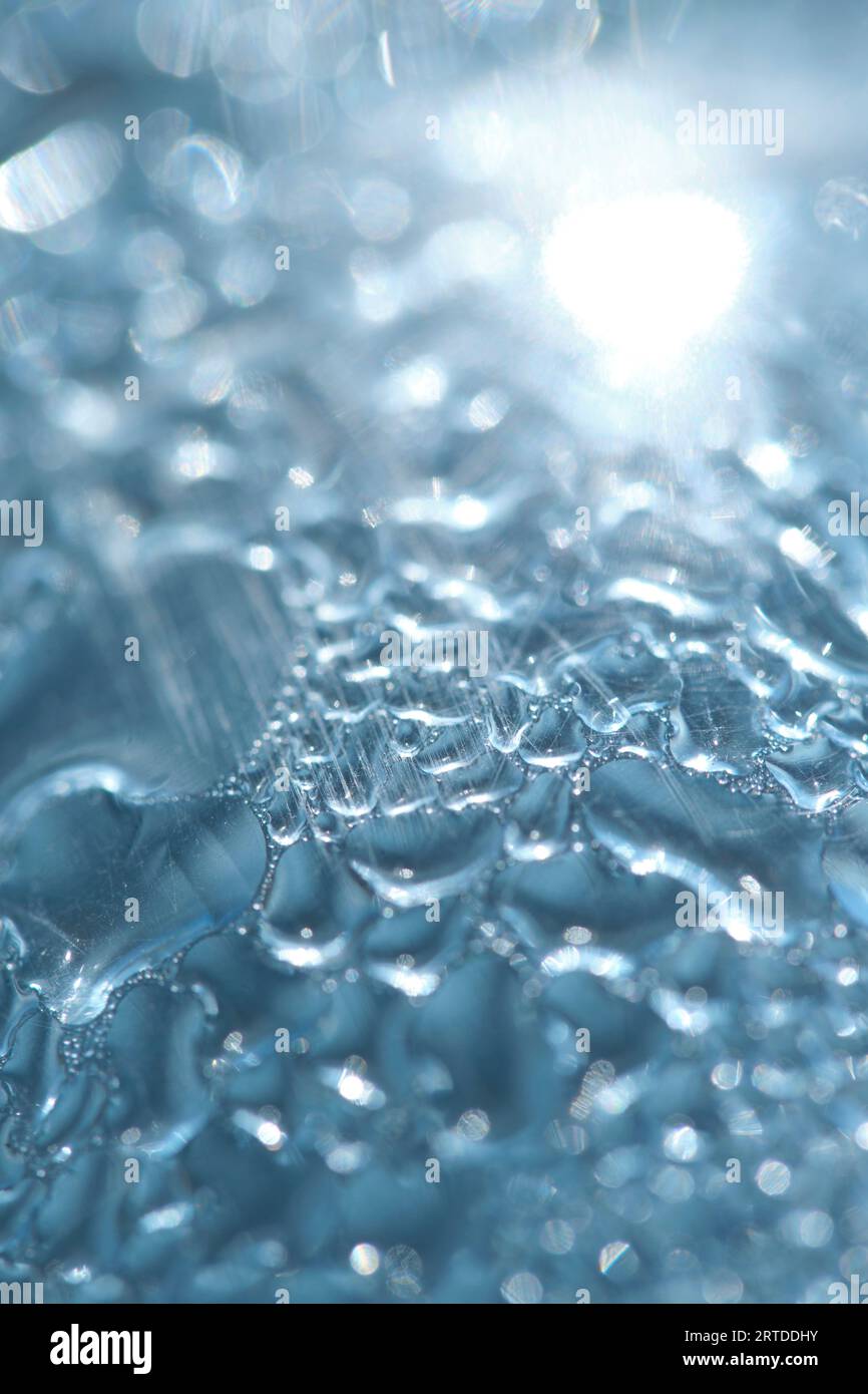 Fond bleu abstrait avec des gouttes de verre brumé Banque D'Images