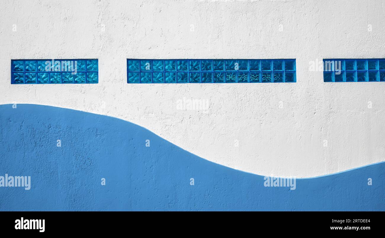 Mur avec des blocs de verre bleu, fond urbain abstrait. Banque D'Images