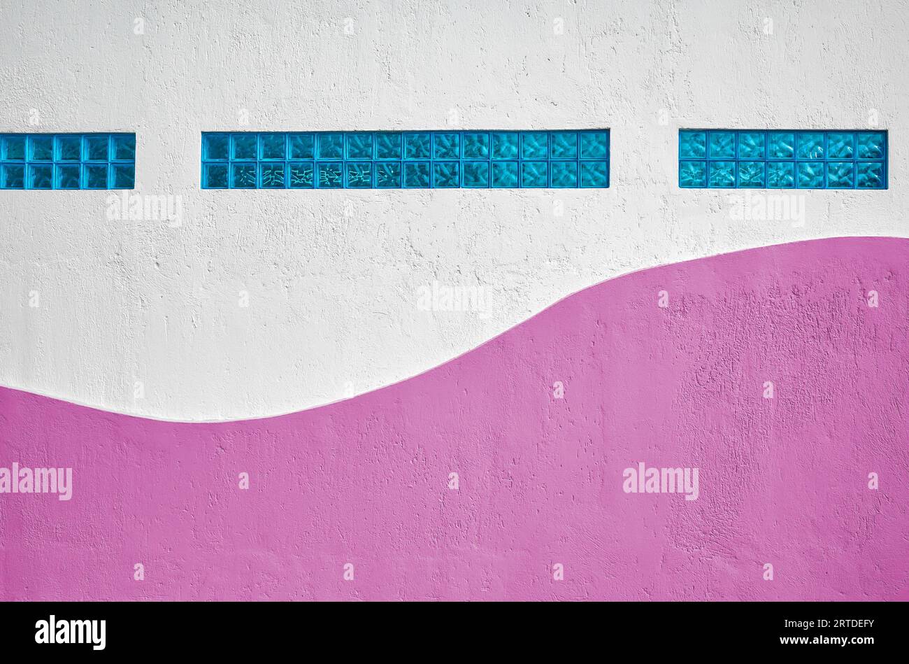 Mur avec des blocs de verre bleu, fond urbain abstrait. Banque D'Images