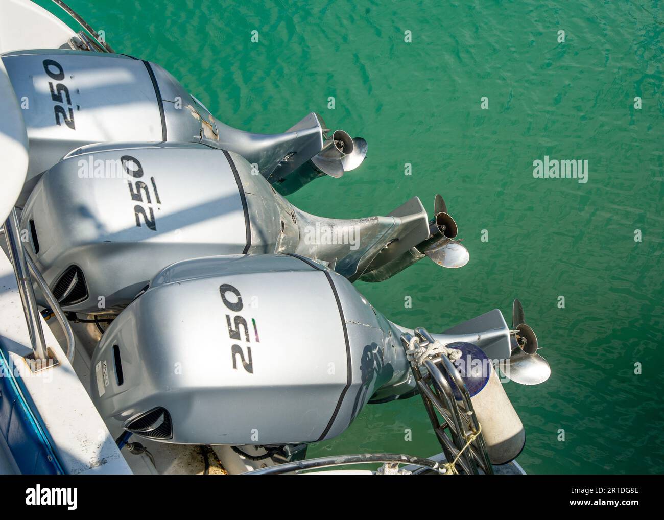 Bateau avec trois moteurs attachés qui a une puissance très élevée Banque D'Images