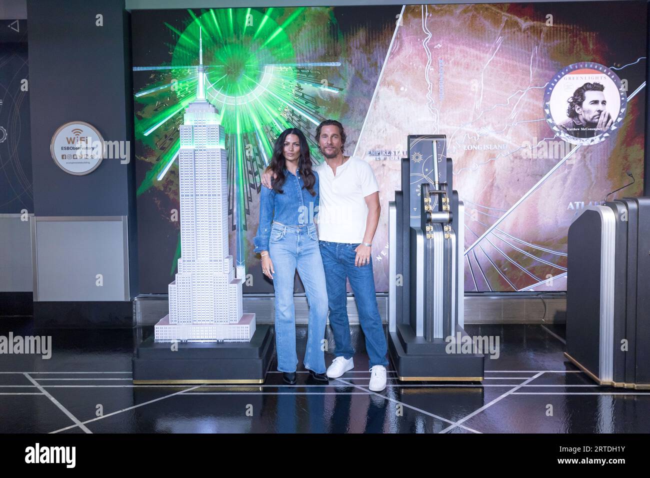 New York. 12 septembre 2023 Camila Alves McConaughey et Matthew McConaughey visitent l'Empire State Building à New York le 12 septembre 2023 à New York. Crédit : Brazil photo Press/Alamy Live News Banque D'Images