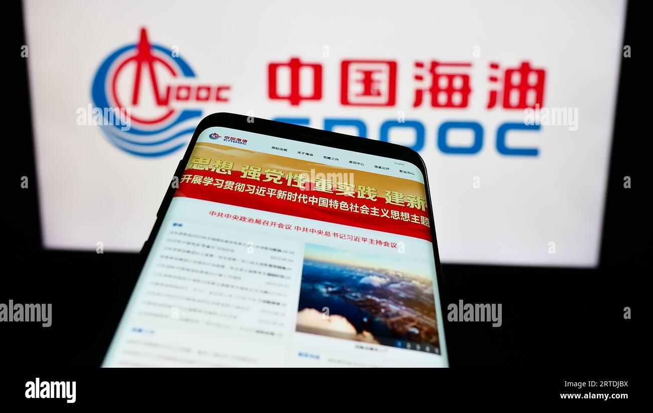 Smartphone avec page Web de China National Offshore Oil Corporation (CNOOC) sur l'écran devant le logo. Effectuez le focus sur le coin supérieur gauche de l'écran du téléphone. Banque D'Images