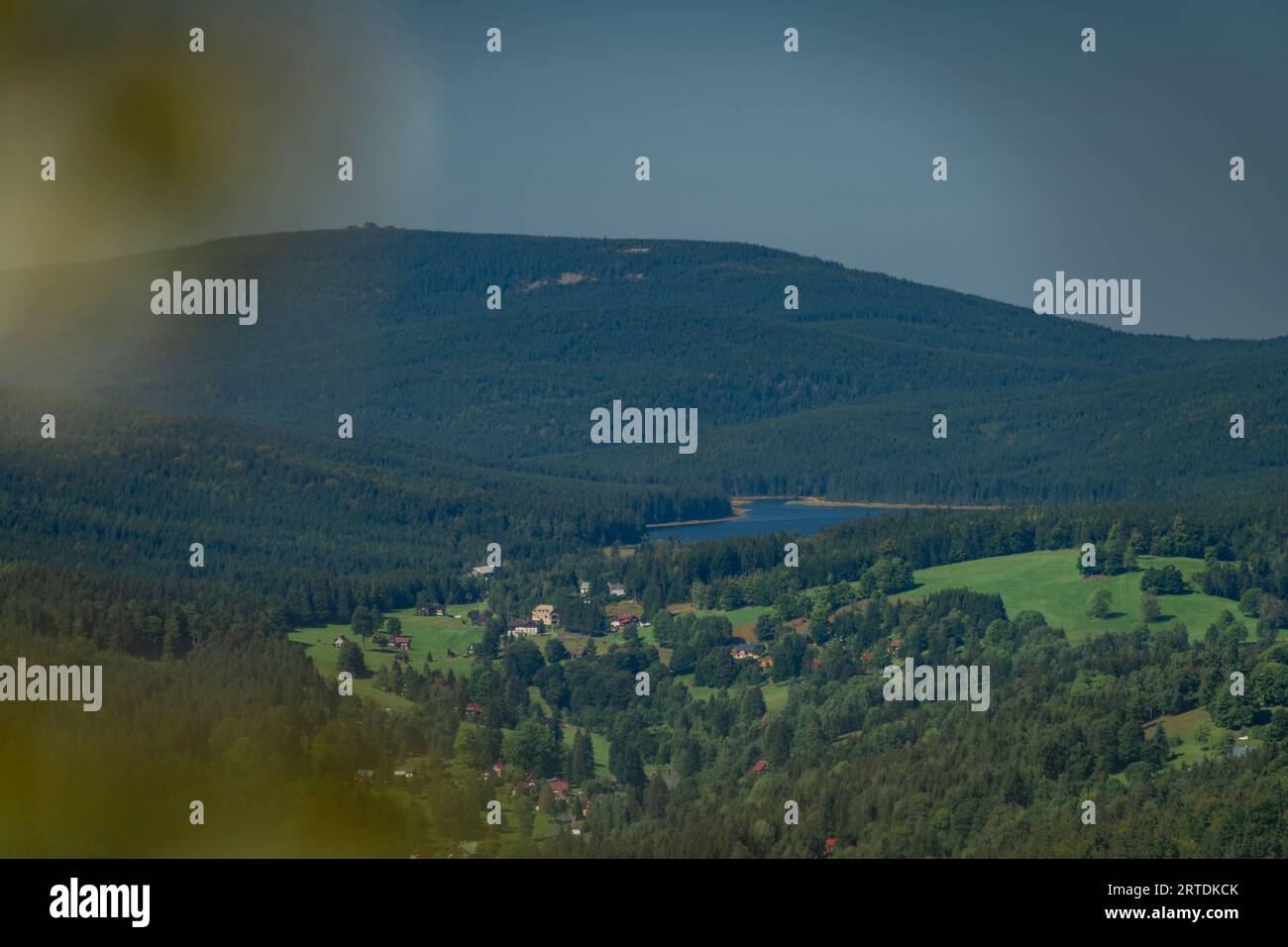 Vue d'été près de la tour de belvédère Stepanka dans les montagnes chaudes fraîches Jizerske Banque D'Images