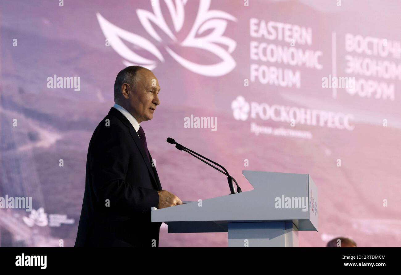 Vladivostok, Russie. 12 septembre 2023. Le président russe Vladimir Poutine prononce un discours lors de la session plénière du Forum économique de l'est 2023 à l'Université fédérale d'extrême-Orient sur l'île Russky, le 12 septembre 2023 à Vladivostok, en Russie. Crédit : Mikhail Metzel/Kremlin Pool/Alamy Live News Banque D'Images