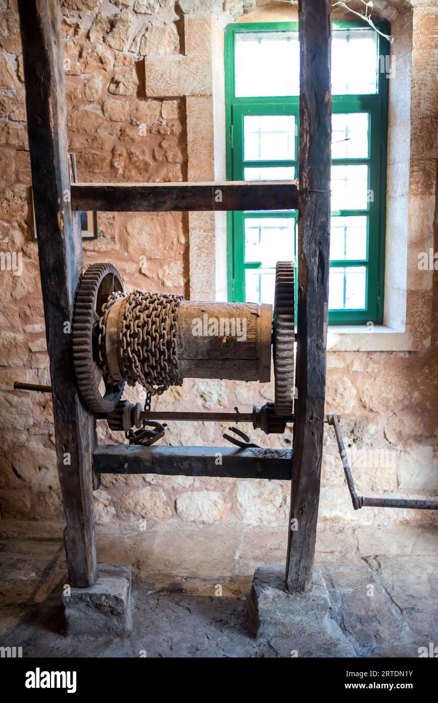 Une machine antique pour presser des olives pour produire de l'huile d'olive. Banque D'Images