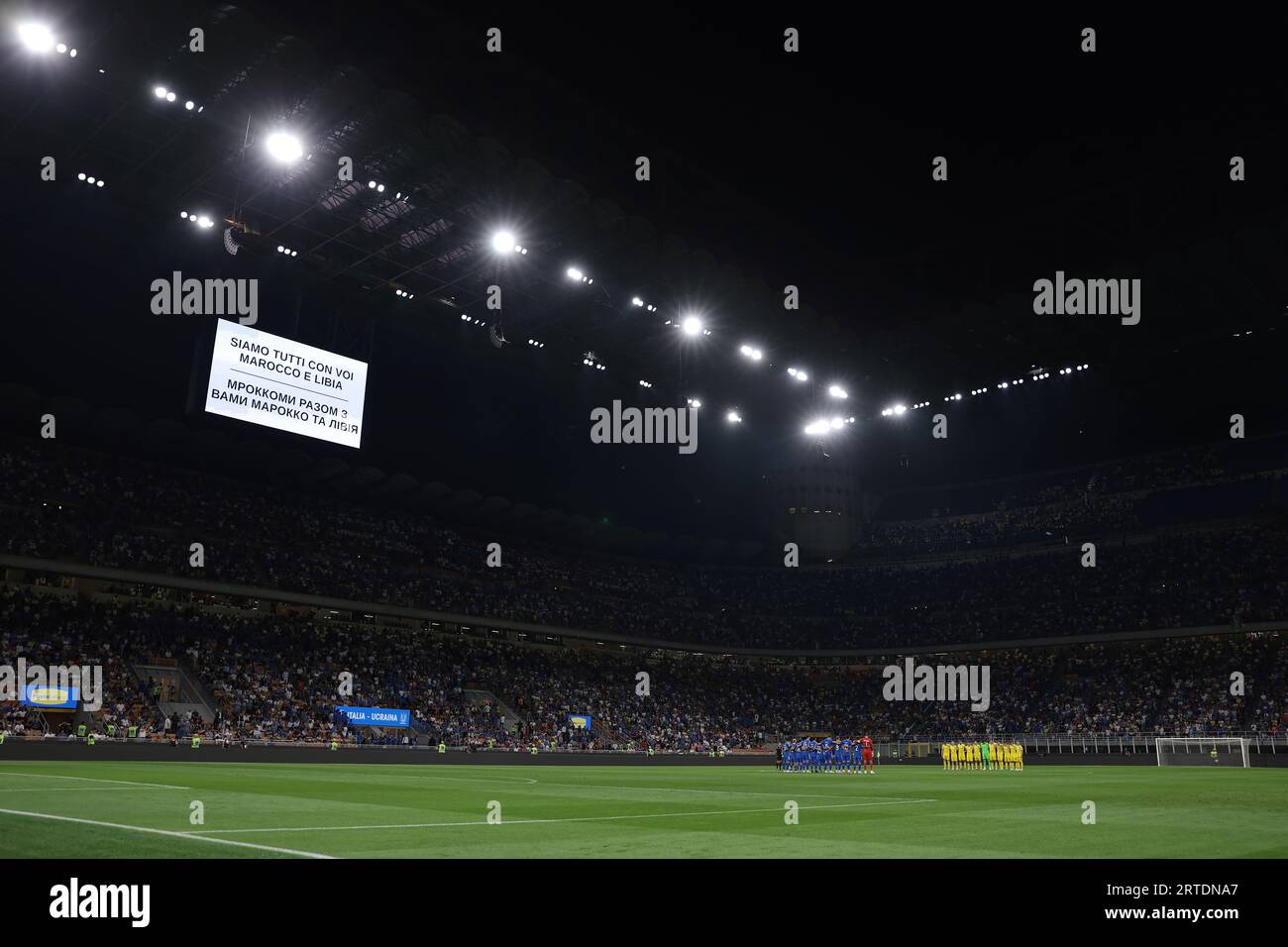 Milan, Italie. 12 septembre 2023. Une minute de silence est observée par les joueurs et les officiels des victimes du tremblement de terre et des inondations au Maroc en Lybie avant le coup d'envoi du match de l'UEFA EURO 2024 au Stadio Giuseppe Meazza, Milan. Le crédit photo devrait se lire : Jonathan Moscrop/Sportimage crédit : Sportimage Ltd/Alamy Live News Banque D'Images