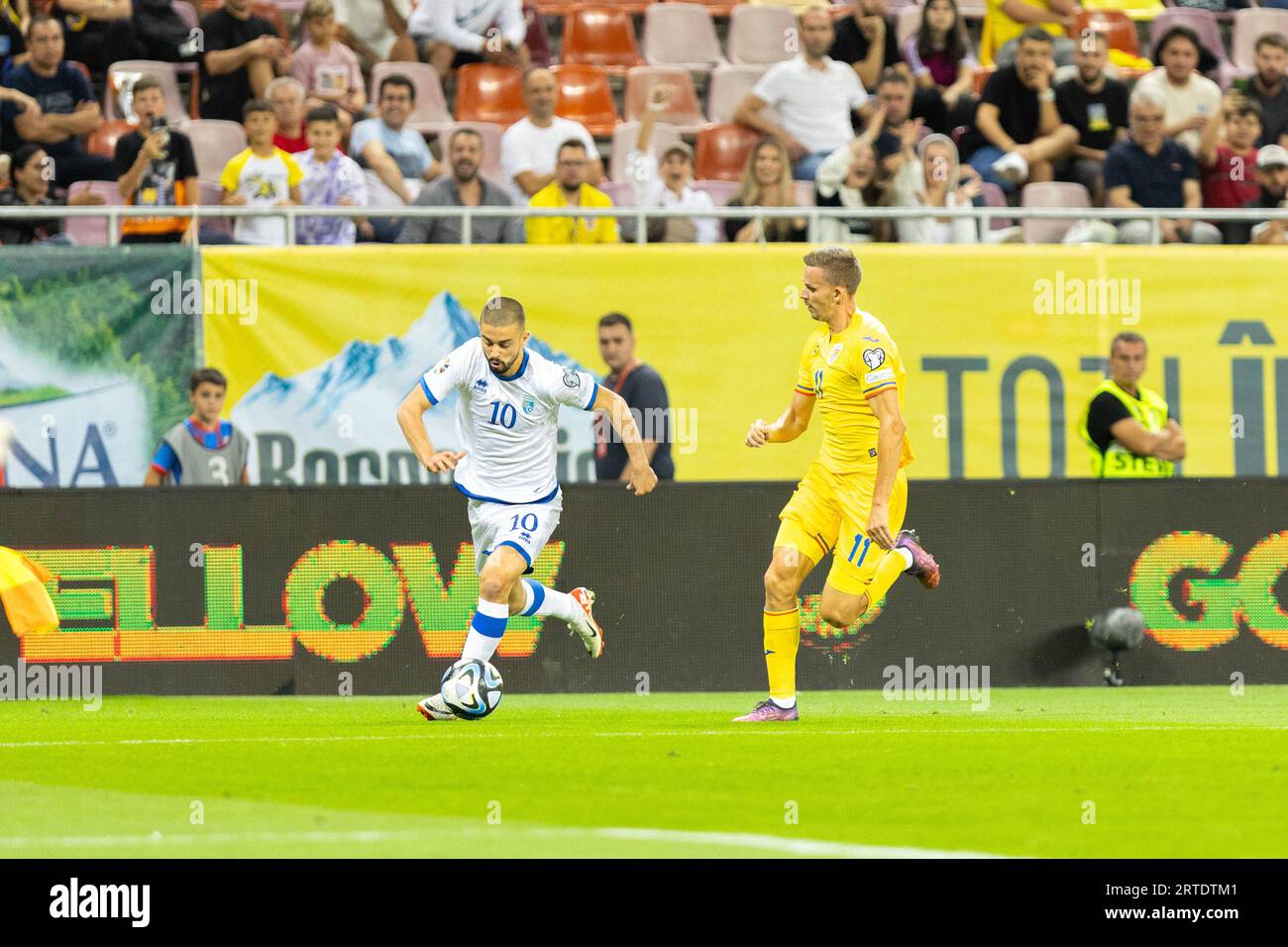 Nicusor Bancu de Roumanie et Arber Zeneli du Kosovo lors de l'UEFA Euro 2024, qualifications européennes, match de football du Groupe I entre la Roumanie et le Kosovo le 12 septembre 2023 à l'Arena Nationala de Bucarest, Roumanie Banque D'Images