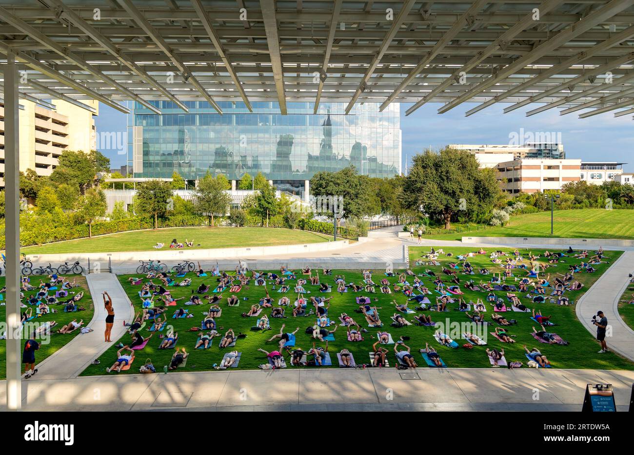 Cours de yoga en plein air au Waterloo Greenway Park à Austin, Texas Banque D'Images